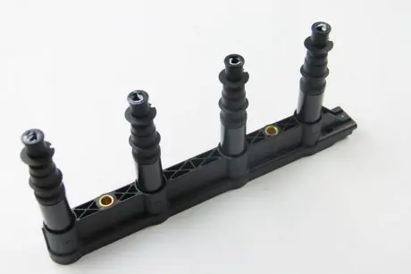Катушка воспаления CITROEN(C2,C3,C4)/PEUGEOT(1007,207,307) 1.4 03- HELLA 5DA358000-311