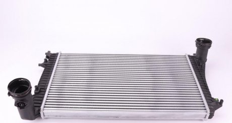 Радиатор интеркулера VW Caddy III 1.9/2.0 TDI 04-10 NRF 30199 (фото 1)