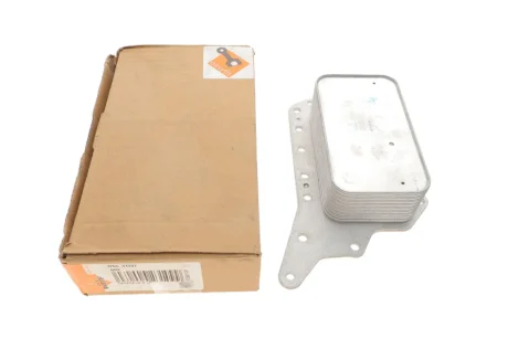 Радіатор масляний MB Vito/Opel Vivaro/Renault Trafic 1.6 CDTI/dCi 14- (теплообмінник)(без прокладок) NRF DSC_31337