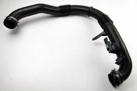 Патрубок интеркулера Trafic II 06- RENAULT 8200829441