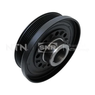 Шків колінчастого валу (кількість ребер: 6) HYUNDAI GRAND SANTA FÉ, IX35, SANTA FE IV, SANTA FE IV/SUV, SANTA FÉ II, SANTA FÉ III, SANTA FÉ III/SUV, SANTA FÉ II/SUV, STARIA 2.0/2.0D/2.2D 01.09- SNR NTN DPF38400