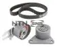 Комплект ГРМ (ремінь + ролик) VOLVO C30, C70 I, C70 II, S40 II, S60 I, S60 II, S70, S80 I, S80 II, V40, V50, V60 I, V70 I, V70 II, V70 III, XC60 I, XC70 I, XC70 II, XC90 I 2.0-2.5ALK 12.95-12.18 SNR NTN KD46505 (фото 1)