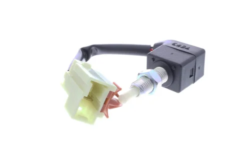 Датчик положення педалі зчеплення HYUNDAI ACCENT III, ACCENT IV, ELANTRA V, GENESIS, GETZ, GRAND SANTA FÉ, H-1, H-1 / STAREX, H-1 CARGO, H-1 TRAVEL, I10 II, I20 I, I30, I40 I 1.0-3.8 03.01- VEMO V52730020